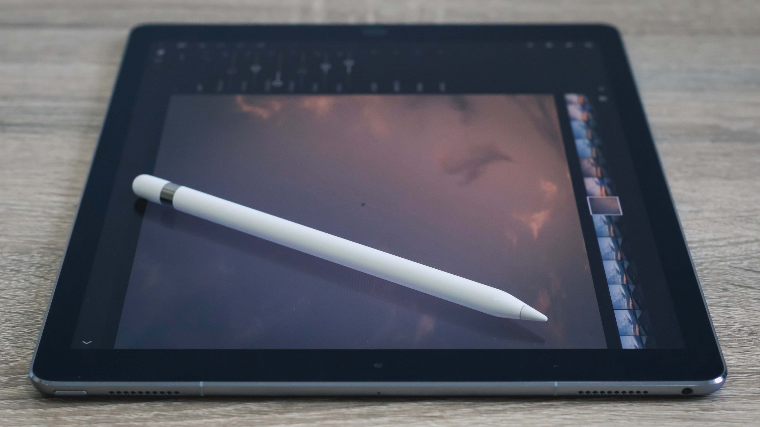 white ipad stylus lying on an ipad 